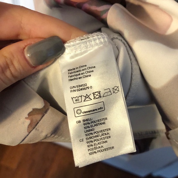 Cute H&M floral stretchy dress - Picture 3 of 4